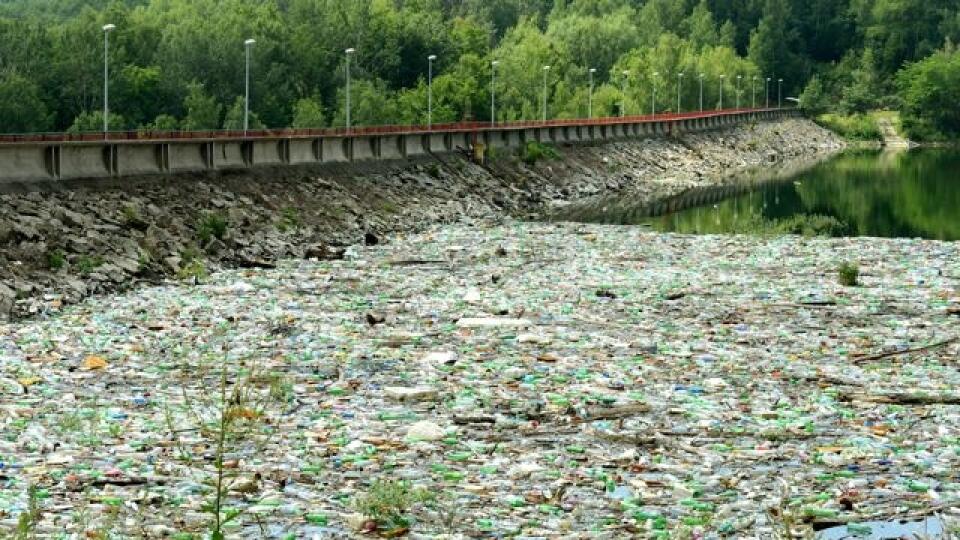 Priehrada Ružín I., ktorá sa nachádza v okrese Košice - okolie, je znečistená komunálnym odpadom. Ak sa nazhromaždí pri hrádzi, vodohospodári ho zbierajú na vlastné náklady. Odpad sa tu hromadí po búrkach, ale podstatná časť nečistôt, ktoré tvoria najmä plastové fľaše a odpadky sú odhadzované ľuďmi priamo do vodných tokov a ich okolia v povodí Hornádu. FOTO TASR – František Iván , 19. august 2013