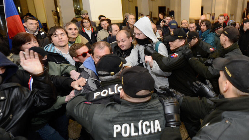 Protestujúci sa snažili preniknúť do budovy Právnickej fakulty UK. Polícia musela proti nim zasiahnuť.