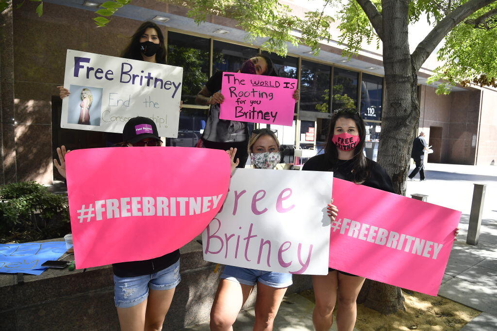 Pred pojednávaním sa dokonca zhromaždili desiatky fanúšikov, ktorí pred súdom skandovali slogan „Free Britney“, mávali transparentmi a na sebe mali rúška s rovnakým motívom.
