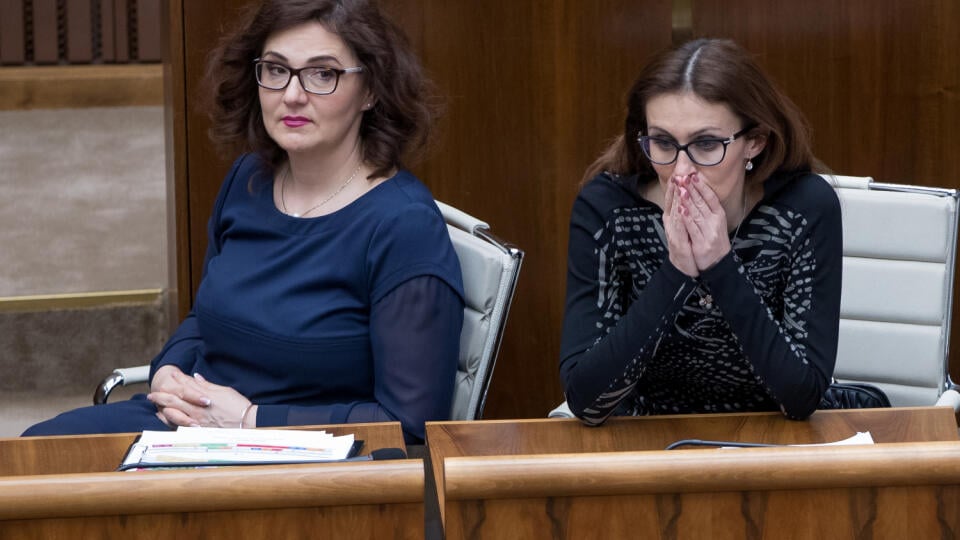 Programové vyhlásenie vlády SR. Na snímke zľava je ministerka školstva Martina Lubyová a ministerka zdravotníctva Andrea Kálavská.