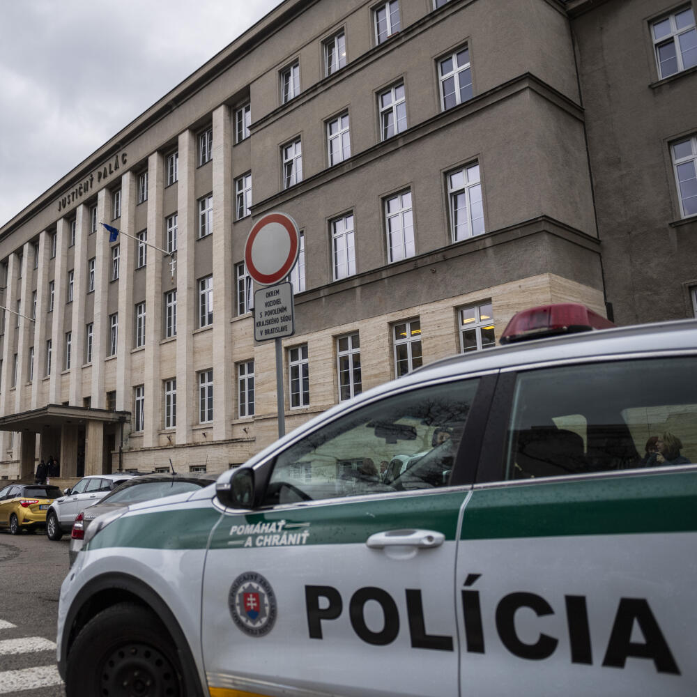 Odvolací proces v kauze rozdávania kontroverzných šekov predsedom ĽSNS Marianom Kotlebom v hodnote 1488 eur na Najvyššom súde SR prerušili približne do 12.00 h. Dôvodom je nahlásenie bomby na súde. Na snímke policajné auto hliadkuje pred budovou Justičného paláca v Bratislave v utorok 5. apríla 2022. FOTO TASR - Jaroslav Novák