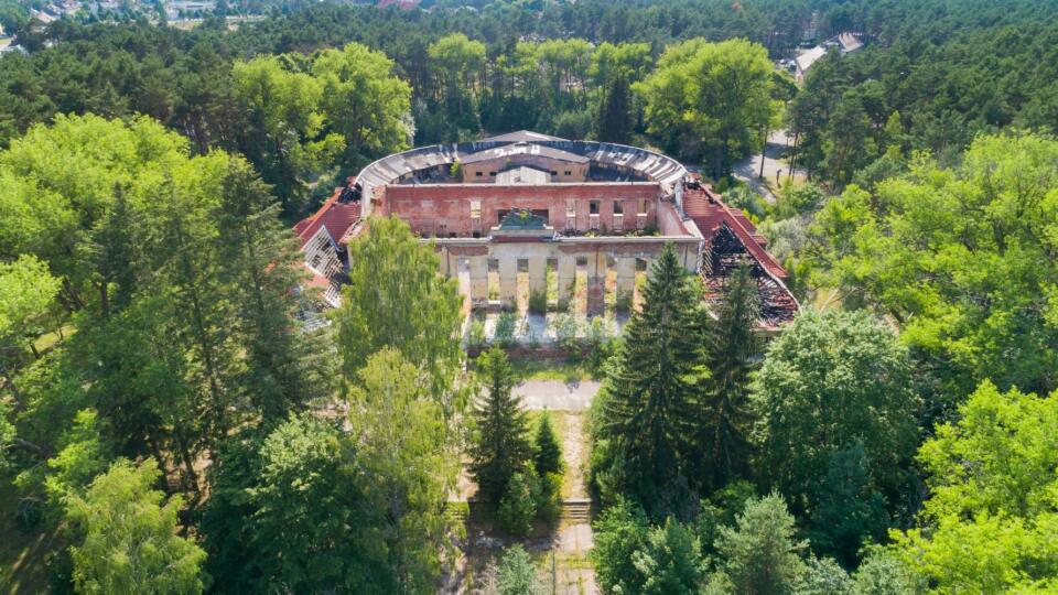 Miesto na severe Poľska s názvom Borne Sulinowo je zahalené rúškom tajomstva. Po celé desaťročia sa neobjavovalo na žiadnych mapách a na vrchole studenej vojny pravdepodobne ukrývalo smrtiaci arzenál jadrových zbraní.