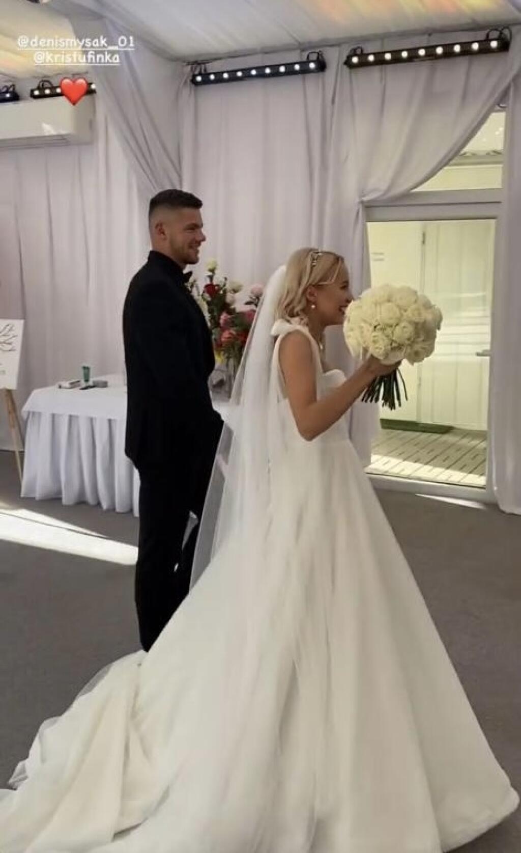 Mladomanželia sa usmievali po obrade od ucha k uchu.