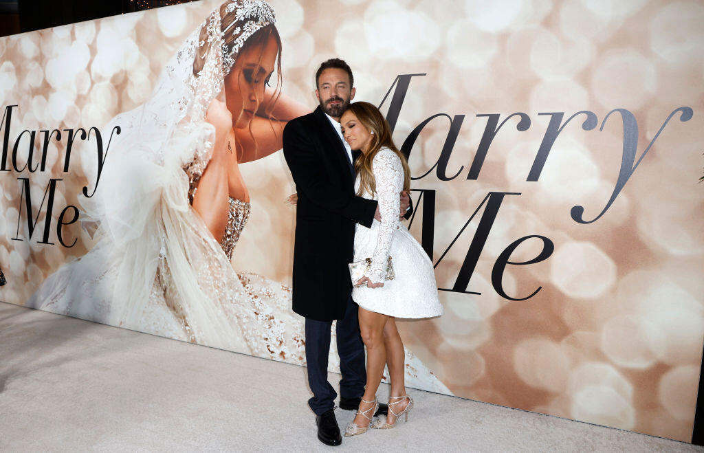 Zatiaľ čo Jennifer Lopez (52) mala na premiére filmu „Vezmi si ma!“ oči len pre svojho Bena, všetci ostatní z očarujúcej herečky nevedeli spustiť zrak. JLo si totiž pre túto príležitosť obliekla krátke čipkované biele šaty, ktorých atypická sukňa jednoznačne vyčnievala z davu.