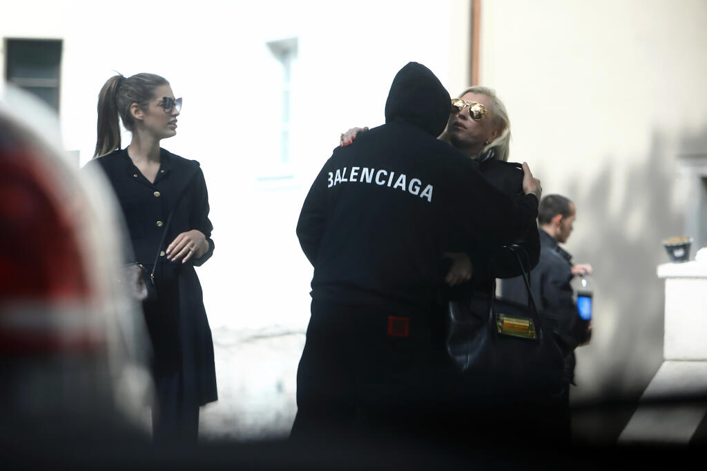 Na snímke paparazzi pred zámkom v Pezinku, kde si Patrik Rytmus Vrbovský a Jasmina Alagič prišli pozrieť priestory pred svadbou.