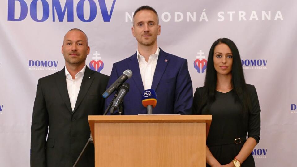 Na snímke členovia prípravného výboru, uprostred Pavol Slota, vľavo Ján Havránek a vpravo Jana Jányová počas tlačovej konferencie k vzniku novej politickej strany Domov - národná strana