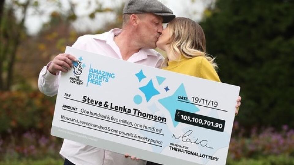 Slovenka Lenka (43) a jej manžel Steve Thomson (44) vyhrali v lotérii neuveriteľných 122 miliónov eur.