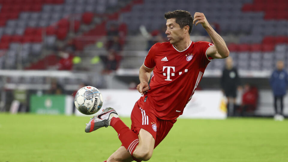 JB 35 Mníchov - Hráč Bayernu Mníchov Robert Lewandowski v akcii proti Eintrachtu Frankfurt v zápase semifinále Nemeckého pohára Bayern Mníchov - Eintracht Frankfurt v Mníchove 10. júna 2020. FOTO TASR/AP
Bayern Munich's Robert Lewandowski in action during the German soccer cup semi-final match between Bayern Munich and Eintracht Frankfurt in Munich, Germany, Wednesday, June 10, 2020. (Kai Pfaffenbach/Pool via AP)