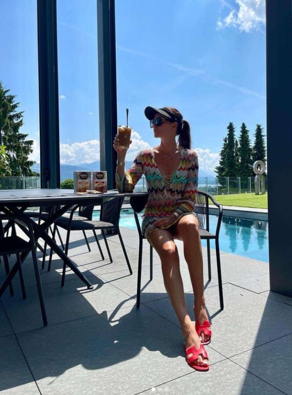 Kimiho manželka Minttu v ich honosnej vile, ktorá pripomína skôr luxusný hotel.
