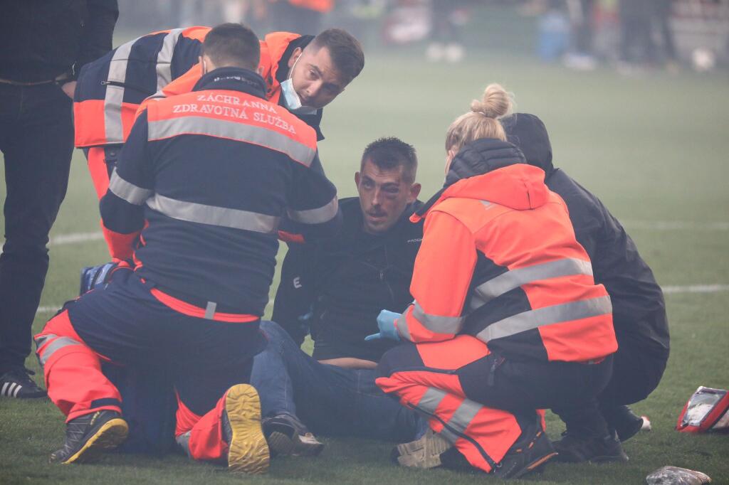 Šokujúce zábery z derby medzi Spartakom Trnava a Slovanom Bratislava. Fanúšikovia sa vtrhli na hraciu plochu a bili sa hlava nehlava.