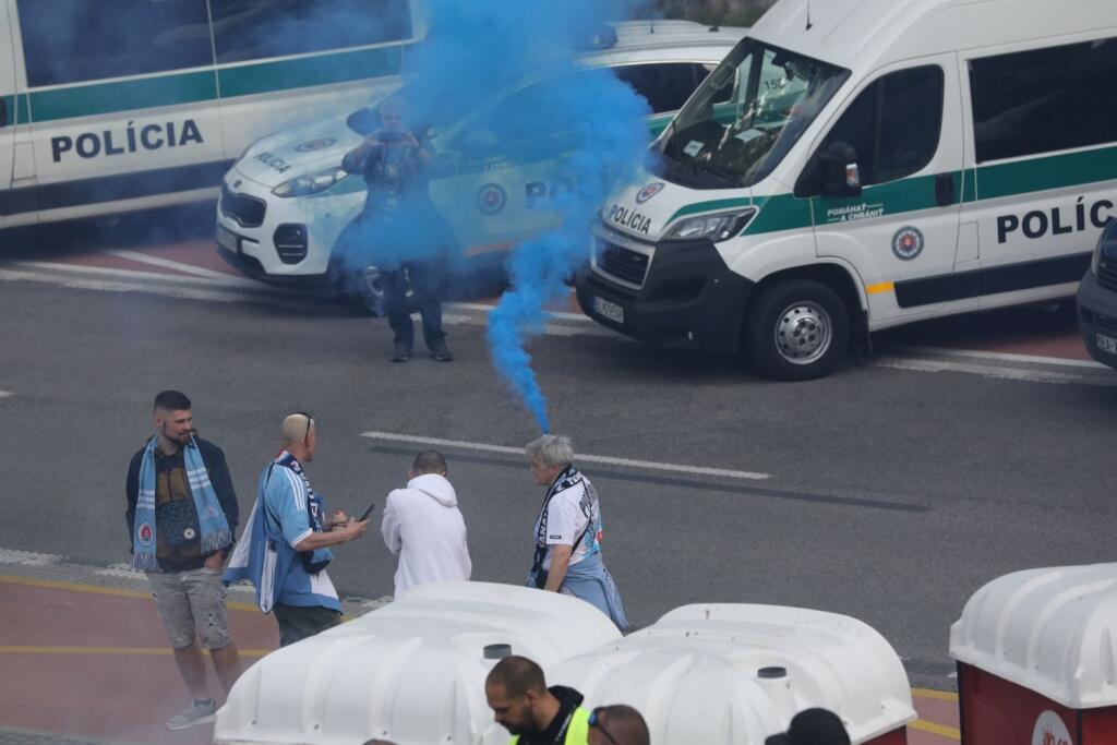 Finále Slovnaft Cupu medzi Slovanom Bratislava a Spartakom Trnava sprevádzali prísne opatrenia. Takto to vyzeralo pred štadiónom.
