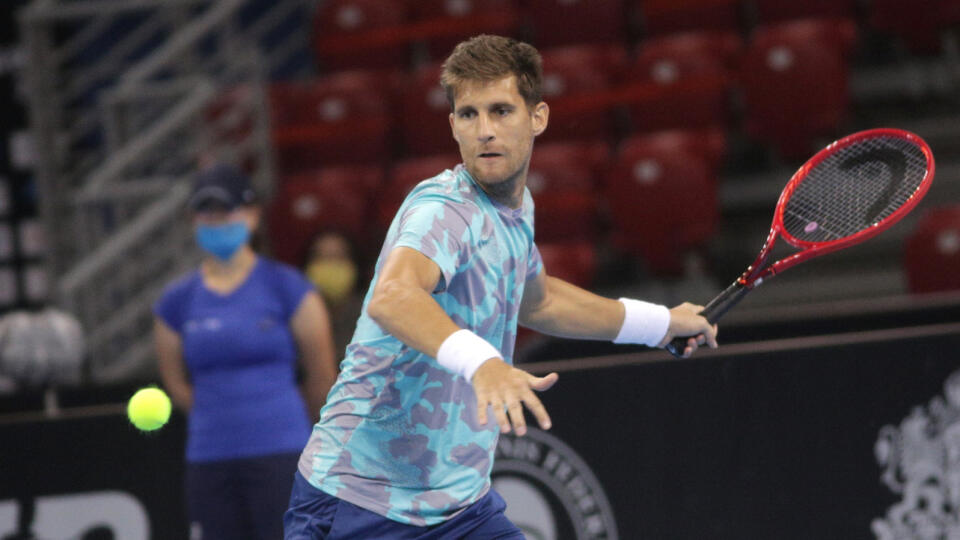 WA 10 Sofia - Slovenský tenista Martin Kližan odvracia úder Francúza Adriany Mannarina v zápase 1. kole dvojhry na turnaji ATP v Sofii v pondelok 9. novembra 2020. Kližan v pozícii