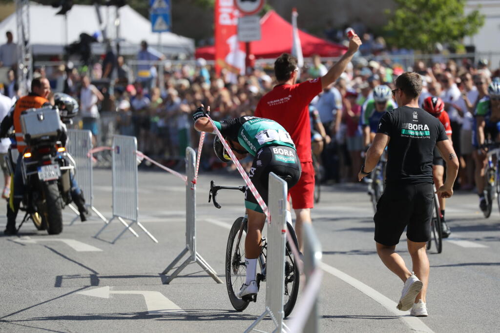 Len čo Peter Sagan preťal cieľovú pásku, okamžite mal v pätách fanúšikov. Slovenská cyklistická hviezda si nestihla ani poriadne odfúknuť a hneď bola bombardovaná žiadosťami o fotky a autogramy. Organizátori sa spamätali až po chvíli.