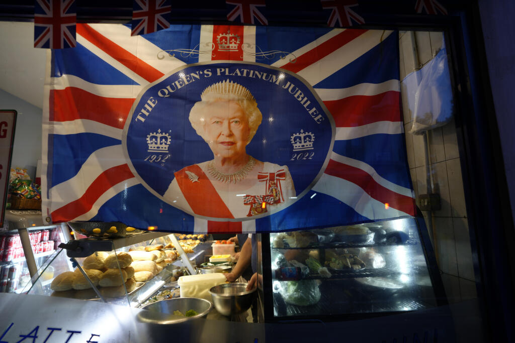 JB 6 Londýn - Portrét britskej kráľovnej Alžbety II. na zástave visí v kaviarni neďaleko Buckinghamského paláca v Londýne 9. septembra 2022. Na oficiálnej webovej stránke britskej kráľovskej rodiny bola zriadená virtuálna kondolenčná kniha na pamiatku zosnulej britskej kráľovnej Alžbety II. Agentúra TASR o tom informuje na základe správy britskej stanice BBC. Kráľovná Alžbeta II zomrela vo štvrtok popoludní vo svojom škótskom sídle Balmoral. Bola najdlhšie vládnucim monarchom v dejinách Británie