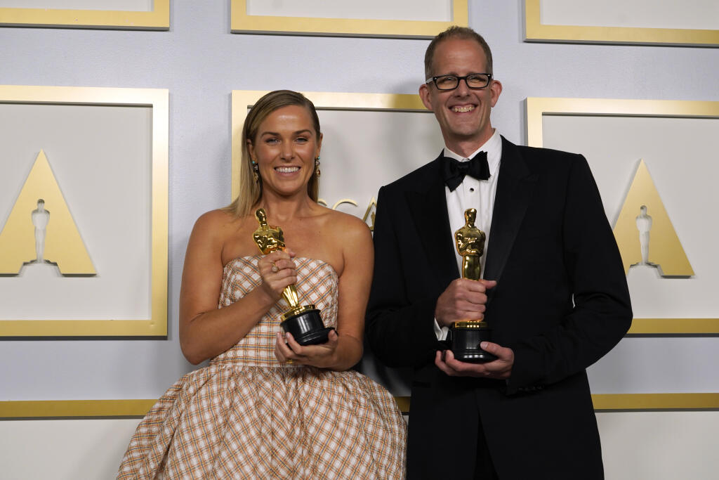 Dana Murrayová a Pete Docter pózujú so soškou Oscara v kategórii najlepší krátky animovaný film za snímku Soul.