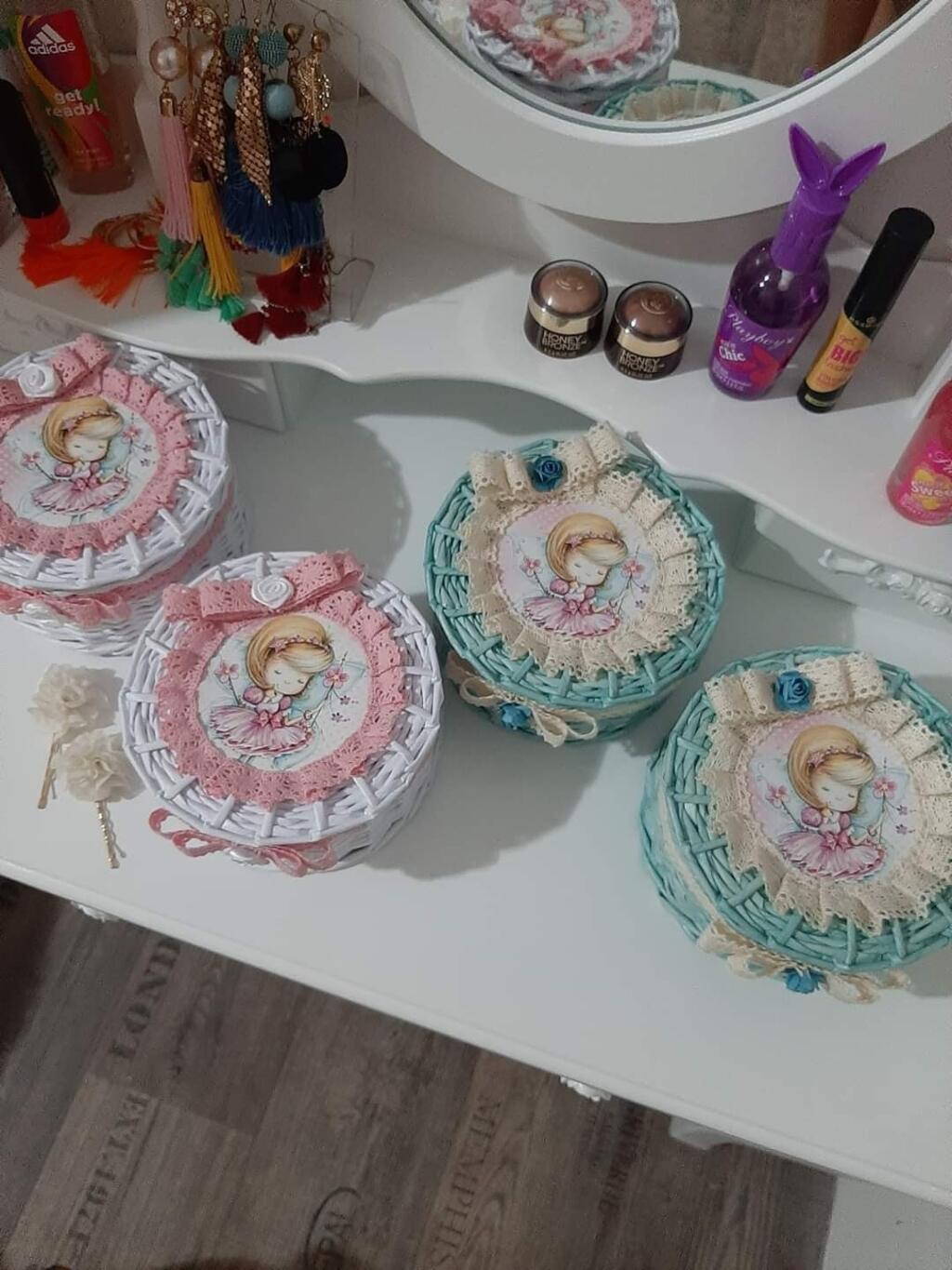 Vo vzácnych chvíľach voľna
vyrába krásne dekoračné veci.