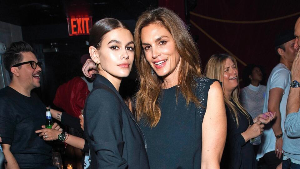 Po mame: Dcéra Cindy Crawford, takisto modelka, Kaia Gerber sa objaví nahá na obálke japonského Vogue.