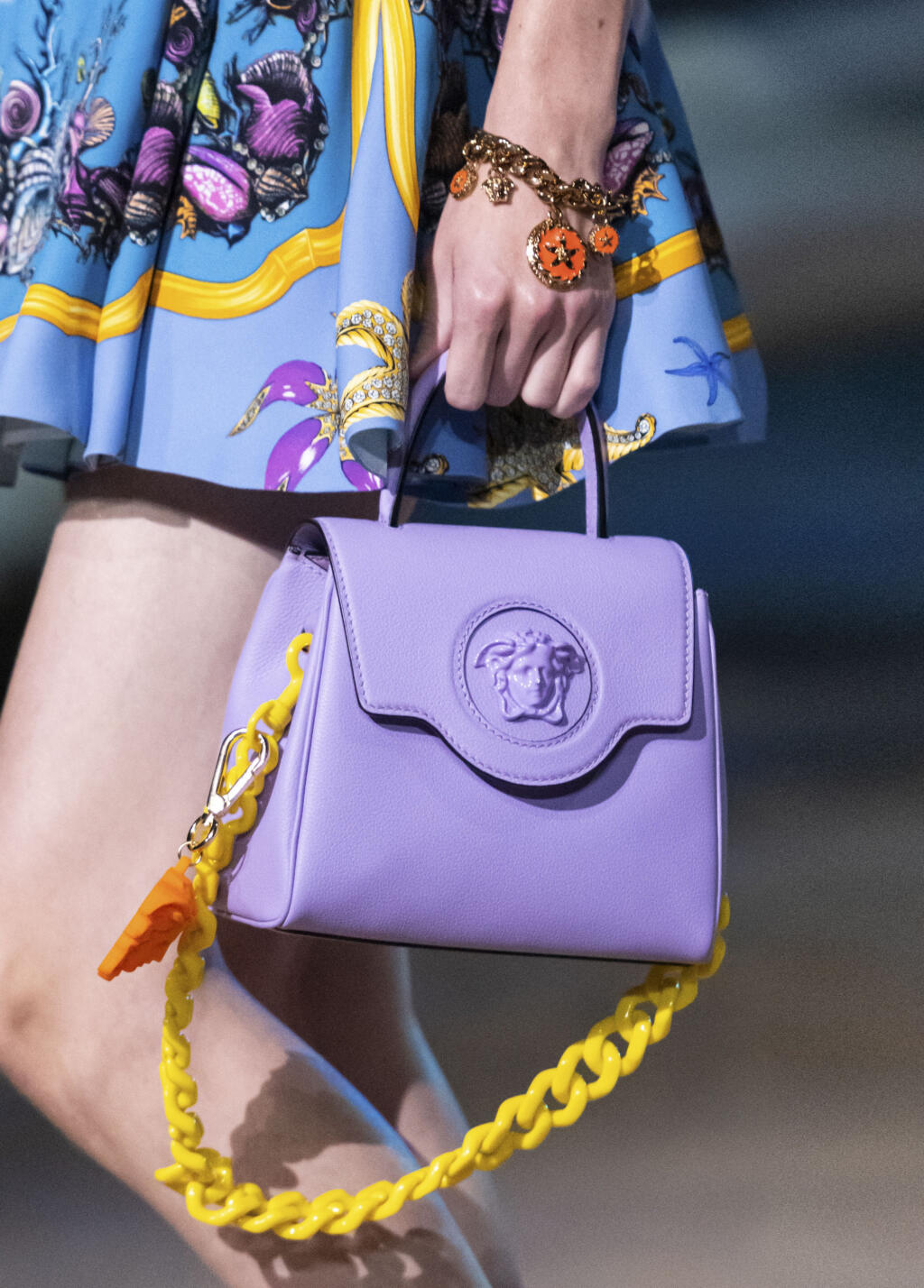 VERSACE: Pastelový efekt dostanete do outfitu napríklad pomocou kabelky.
