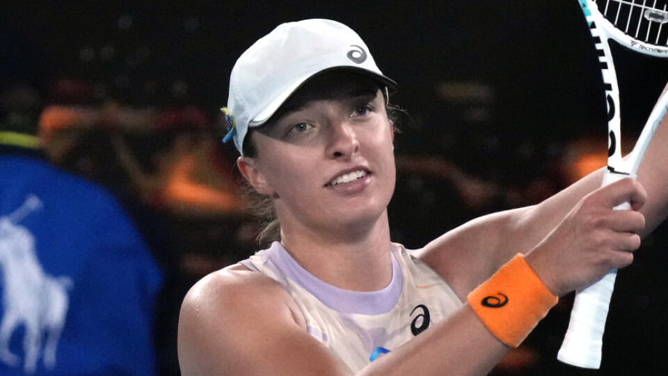 KK2 Melbourne - Poľská tenistka Iga Swiateková sa teší po víťazstve proti Kolumbijčanke Camile Osoriovej v 2. kole dvojhry na grandslamovom turnaji Australian Open 18. januára 2023 v Melbourne. FOTO TASR/AP
Iga Swiatek of Poland celebrates after defeating Camila Osorio of Colombia in their second round match at the Australian Open tennis championship in Melbourne, Australia, Wednesday, Jan. 18, 2023. (AP Photo/Dita Alangkara)