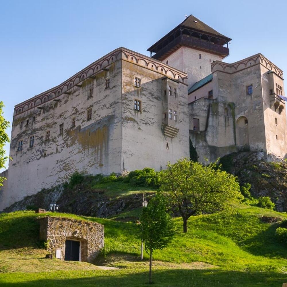 Trenčiansky hrad z dolného nádvoria.