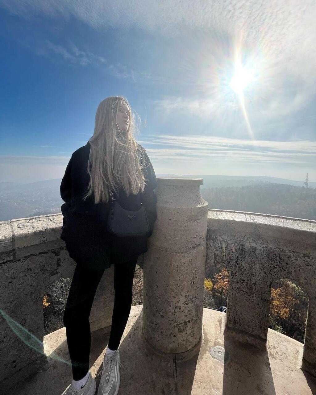 Treba uznať, že mladý slovenský hokejista má vkus a našiel si naozaj krásne priateľku.