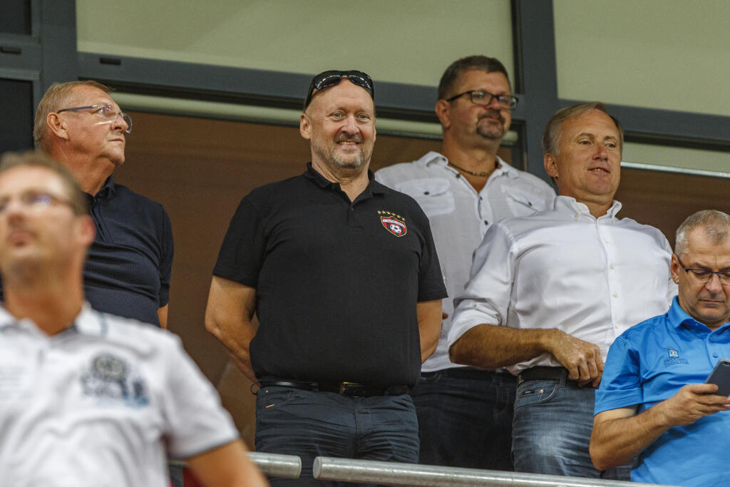 Vladimír Poór predal trnavský klub a potom sa začal angažovať v českom profi futbale. Teraz sponzoruje aj klub zo 6. ligy.