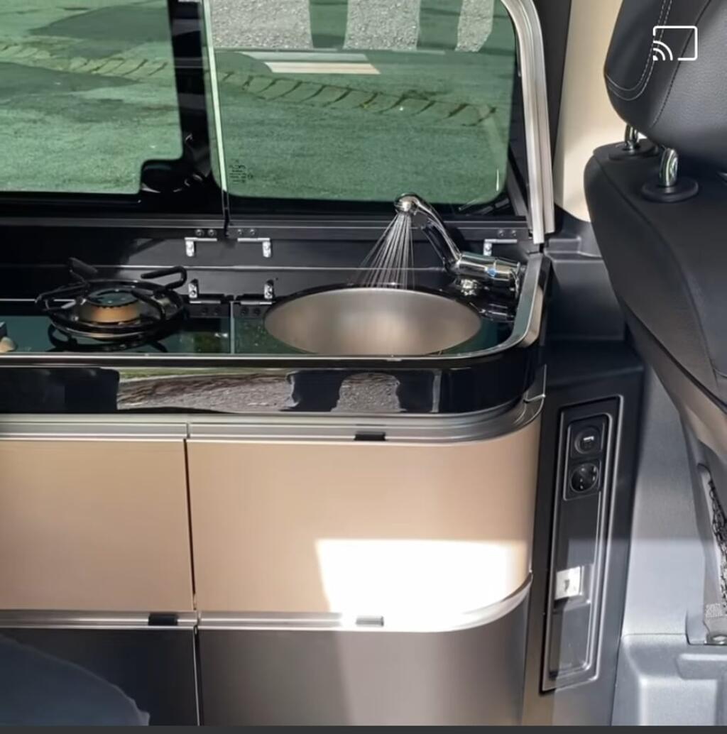 Nové auto Vlada Voštinára s luxusným zariadením.