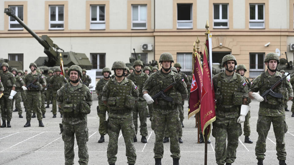 Vojaci počas slávnostného nástupu 7. júla 2020 v Trenčíne. Minister obrany SR Jaroslav Naď a náčelník Generálneho štábu OS SR Daniel Zmeko sa v priestoroch kasárni Slovenského národného povstania v Trenčíne zúčastnili na slávnostnom nástupe pri príležitosti rozlúčky s veliteľom pozemných síl OS SR Jindřichom Jochom, ktorý ukončil svoju dlhoročnú kariéru v Ozbrojených silách SR. FOTO TASR - Radovan Stoklasa