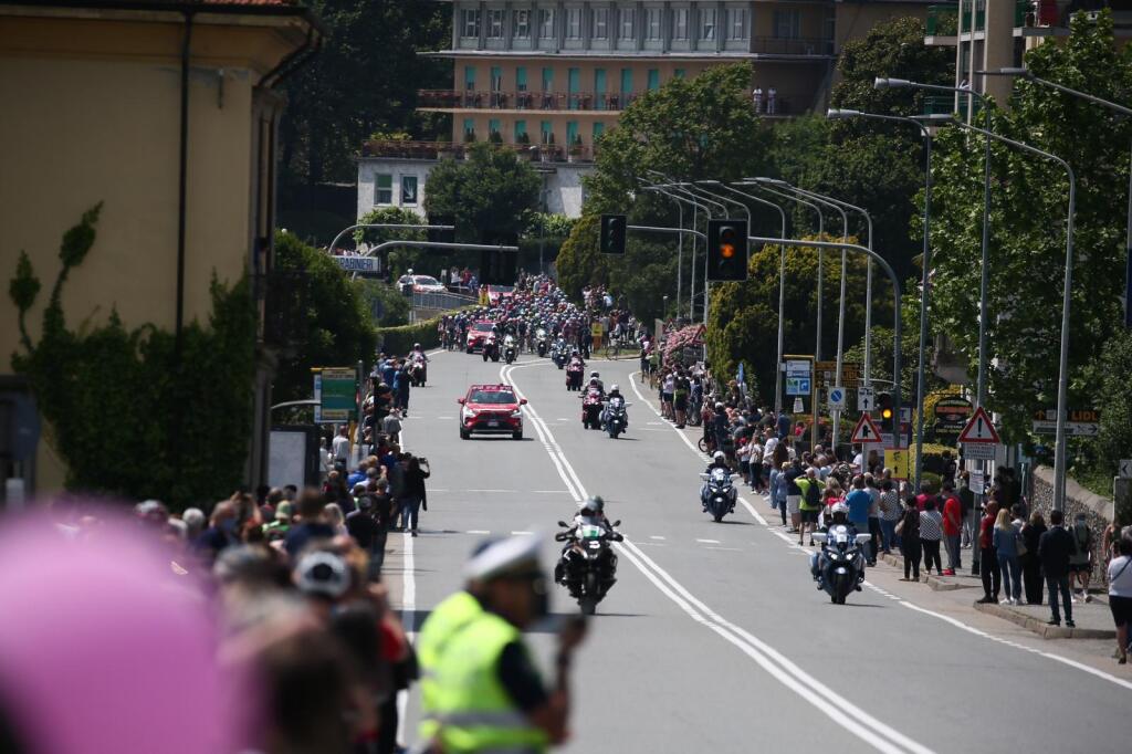 Štart 20. etapy Giro d´Italia vyvolal v mestečku Verbania-Valle Spluga ošiaľ. Stovky fanúšikov vyprevádzali cyklistov na 164-kilometrovú trať.