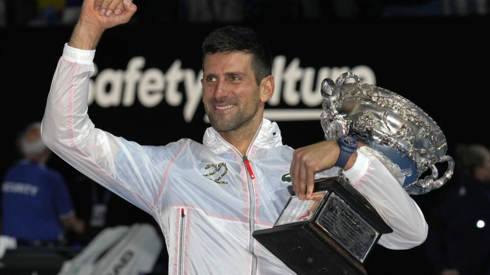 JB 49 Melbourne - Srbský tenista Novak Djokovič drží trofej po jeho výhre nad Grékom Stefanosom Tsitsipasom vo finále dvojhry mužov na grandslamovom turnaji Australian Open v Melbourne 29. januára 2023. FOTO TASR/AP
Novak Djokovic of Serbia gestures as he holds the Norman Brookes Challenge Cup after defeating Stefanos Tsitsipas of Greece in the men's singles final at the Australian Open tennis championship in Melbourne, Australia, Sunday, Jan. 29, 2023. (AP Photo/Dita Alangkara)