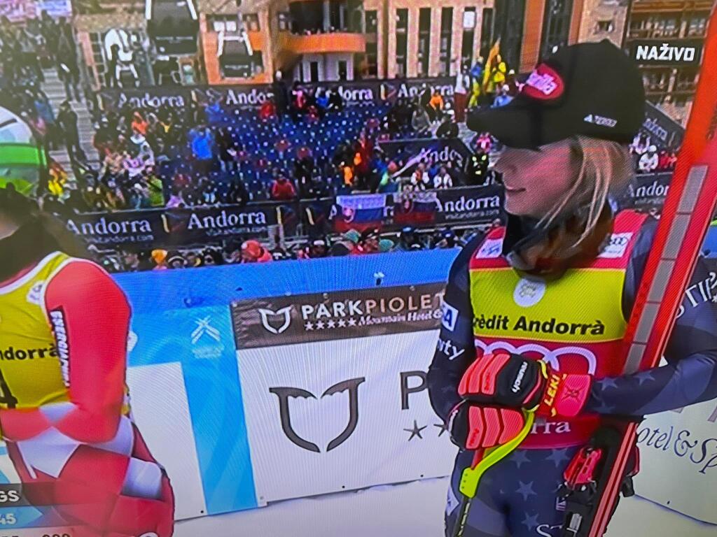 Shiffrinová (vpravo) chcela určite viac ako 3. miesto v slalome. Svedčí o tom aj jej výraz v tvári po dojazde Vlhovej do cieľa.
