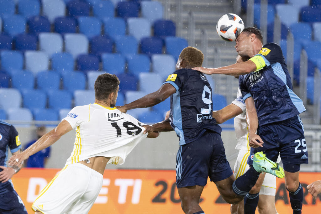Na snímke sprava Vasil Božikov, Ezekiel Henty (obaja Slovan) a Lukáš Vraštil (Zlín) počas prípravného futbalového stretnutia ŠK Slovan Bratislava - FC Zlín v Bratislave 30. júna 2021. FOTO TASR - Pavel Neubauer