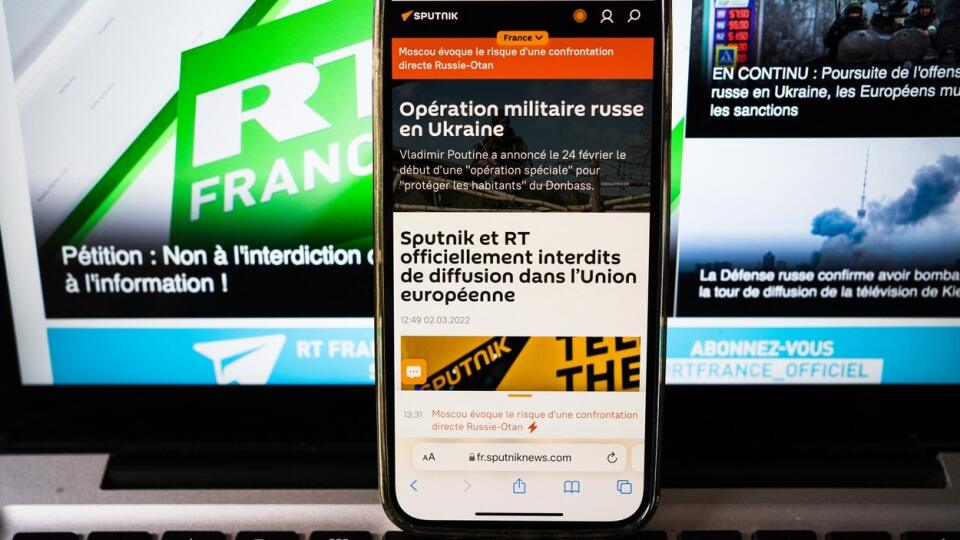 Ruská televízia RT, ktorá vysiela v niekoľkých krajinách v niekoľkých jazykoch, aj portál Sputnik, dostali v Európskej únii stopku.