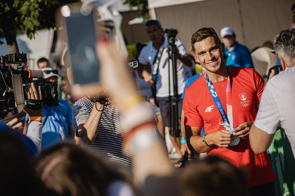 Slovenskí športovci, ktorí sa už vrátili domov z Hier XXXII. olympiády v Tokiu, sa stretli s návštevníkmi Olympijského festivalu v x-bionic sphere v Šamoríne. Na snímke vodný slalomár Jakub Grigar, ktorý v discipíne K1 získal striebornú medailu.