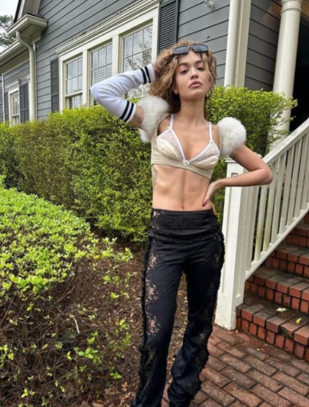 Potom: Rita Ora výrazne schudla a pôsobí nezdravo.
