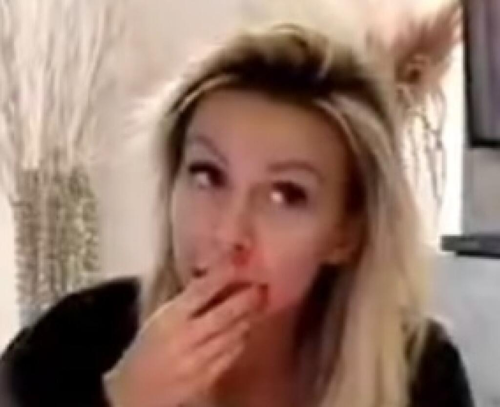 Gábor Boráros pred niekoľkými hodinami zverejnil video-boomerang, na ktorom je jeho partnerka Monika Jákliová. A to celkom bez make-upu. Musíte ale uznať, že aj napriek tomu je to poriadny kus.