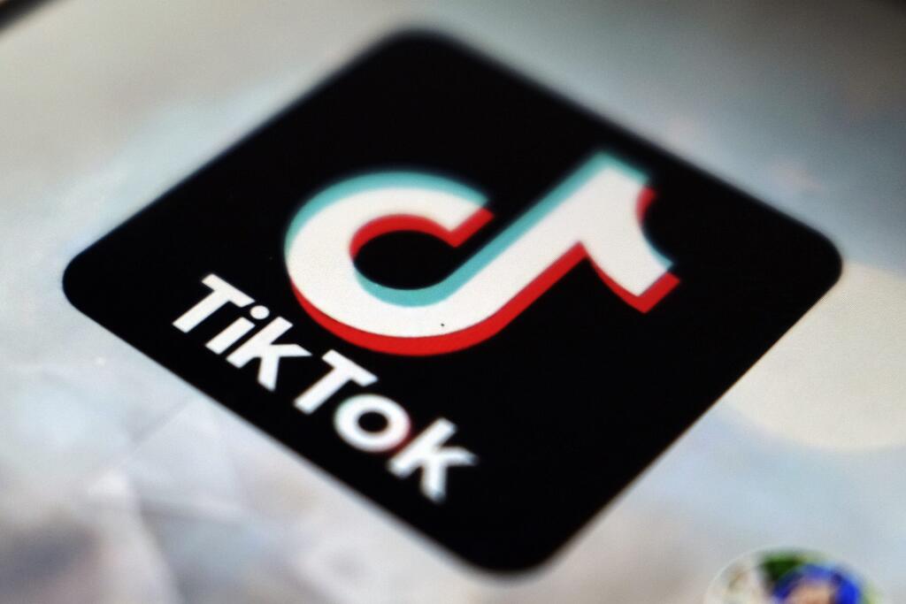 WA 14 archív Tokio - Na archívnej snímke z 28. septembra 2020 logo sociálnej siete TikToku na displeji mobilného telefónu v Tokiu. Počet mesačných používateľov TikToku po celom svete prekonal 1 miliardu počas leta, uviedla spoločnosť patriaca čínskemu koncernu Bytedance agentúre Reuters. To znamená, že počet používateľov sociálnej siete v porovnaní s júlom 2020 stúpol o 45 %. Najväčšími trhmi pre populárnu aplikáciu na zdieľanie krátkych videí sú USA, Európa, Brazília a juhovýchodná Ázia. TikTok