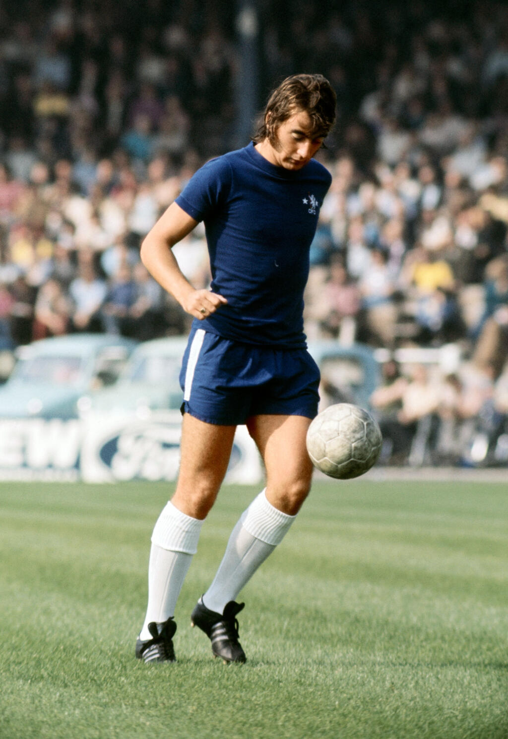 lan Hudson, kedysi hráč Chelsea, Arsenalu, Stoke City. Dnes je bývalý futbalista anglického národného tímu bezdomovec. Po autonehode ležal v kóme 59 dní. Vtedy nadobro ukončil kariéru. Dnes žije v hosteli z invalidného príspevku.