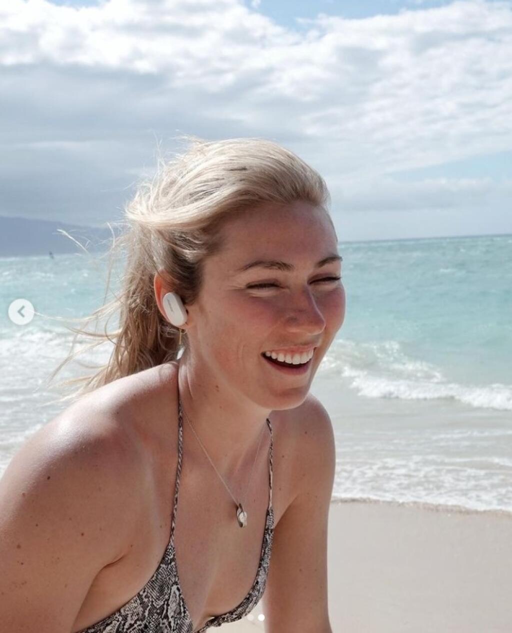 Aj Mikaela Shiffrinová sa pochválila fotografiami z dovolenky. Fanúšikovia sa môžu pokochať jej výstrihom.