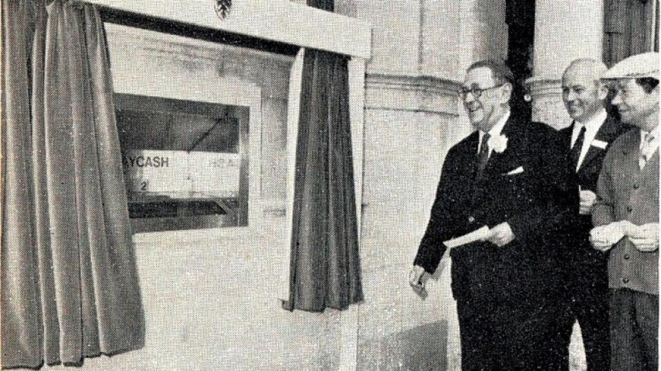 PRVÝ: Bankomat spustila Barclays Bank v roku 1967 v Londýn