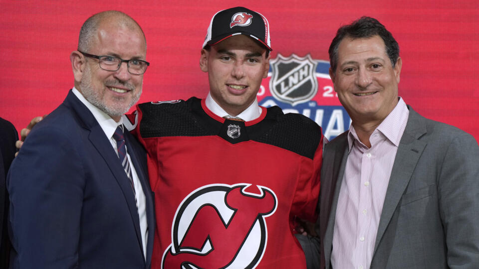 EBE 8 Montreal - Na snímke uprostred slovenský hokejový obranca Šimon Nemec pózuje pre fotogafov po tom, ako sa prekvapujúco stal draftovou dvojkou v zámorskej NHL. V piatok 8. júla 2022 v noci si ho hneď po krajanovi Jurajovi Slafkovskom vybralo z 2. miesta New Jersey Devils. FOTO TASR/AP
Simon Nemec poses for photos after being selected by the New Jersey Devils with the second pick in the first round of the NHL hockey draft in Montreal on Thursday, July 7, 2022. (Ryan Remiorz/The Canadian Pre