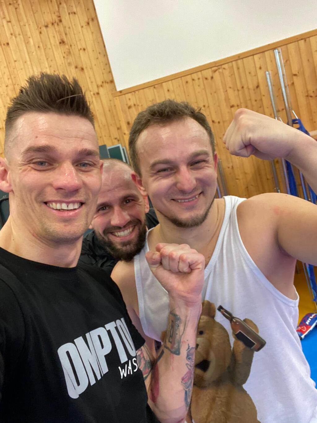 Pavol Kuruc trénuje Vladimíra Moravčíka (vľavo).