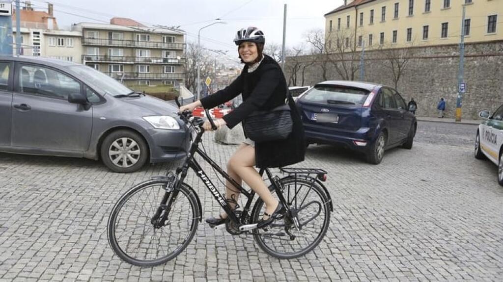 Remišová dokonca raz prišla na bicykli do parlamentu.