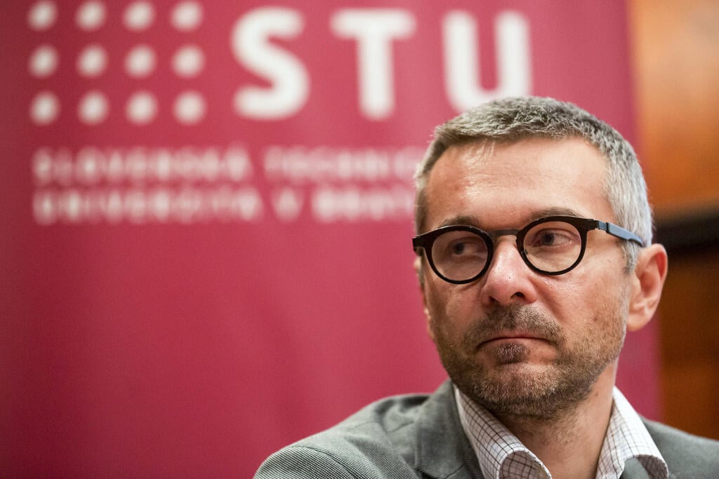 Vymenovanie dekana fakulty informatiky Ivana Kotuliaka spôsobilo vlani na STU štrajk aj odchody zamestnancov.