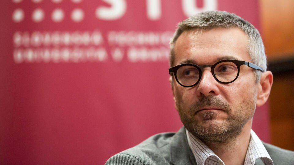 Vymenovanie dekana fakulty informatiky Ivana Kotuliaka spôsobilo vlani na STU štrajk aj odchody zamestnancov.