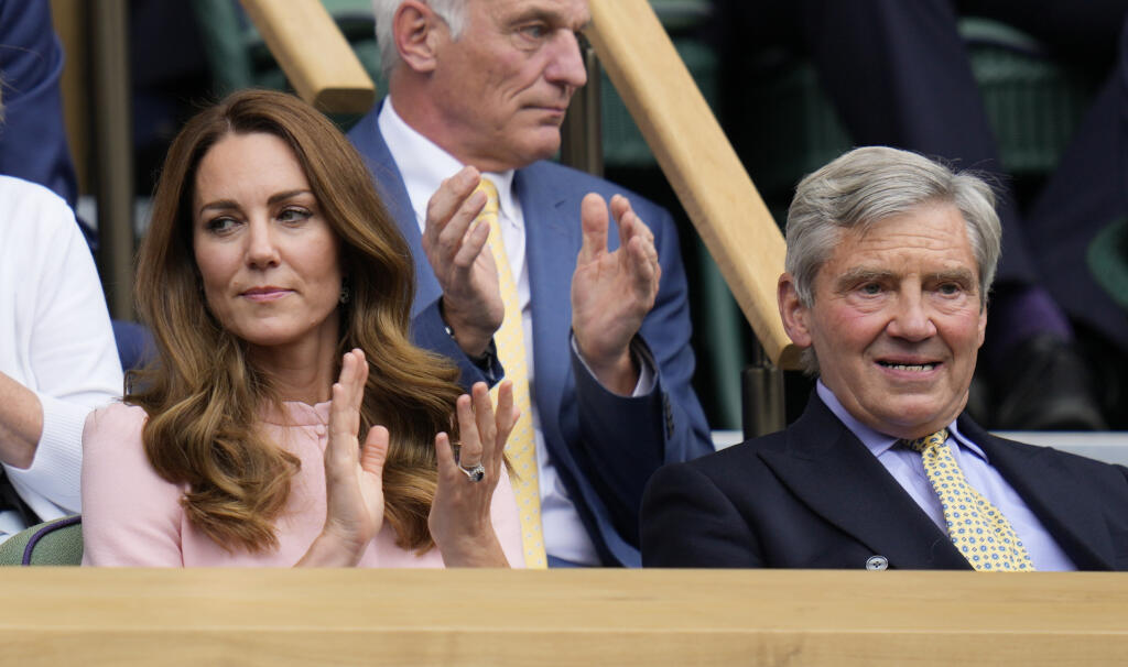 JB 68 Londýn - Kate, vojvodkyňa z Cambridgeu sedí v Kráľovskej lóži so svojím otcom Michaelom Middletonom vo finále dvojhry medzi srbským tenistom Novakom Djokovičom a Talianom Matteom Berrettinim na grandslamovom tenisovom turnaji Wimbledon v Londýne 11. júla 2021. FOTO TASR/AP
Kate, Duchess of Cambridge sits in the Royal Box with her father Michael Middleton to watch the men's singles final between Serbia's Novak Djokovic and Italy's Matteo Berrettini on day thirteen of the Wimbledon Tennis C
