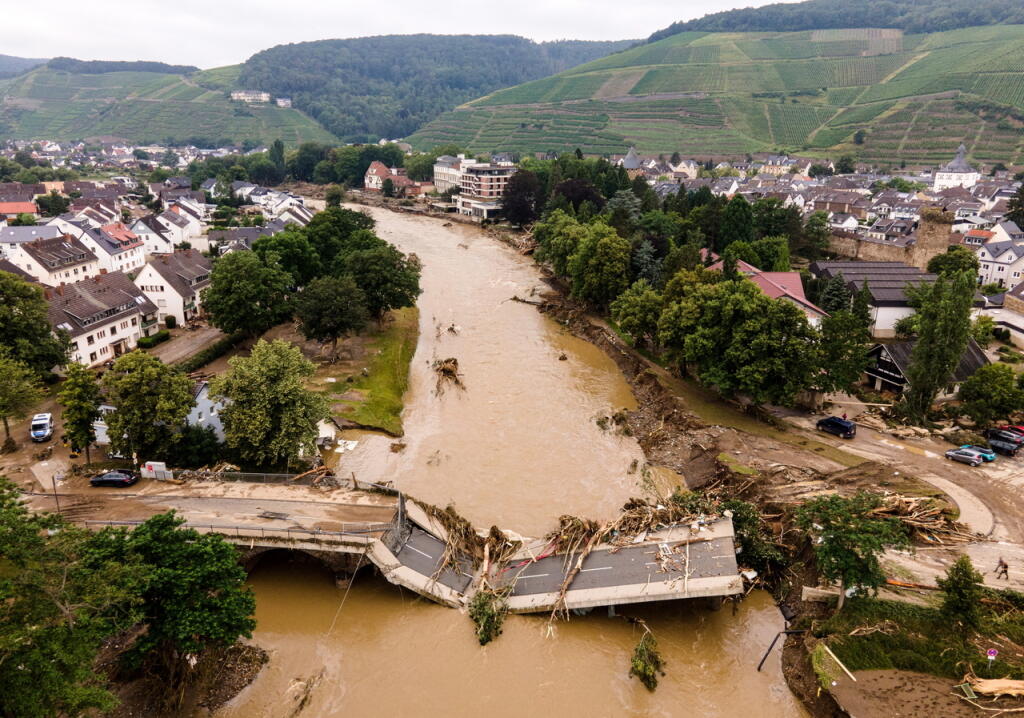 „V lete sa búrky v zasiahnutých oblastiach vyskytujú štandardne. Tie, ktoré boli v Nemecku, však v niektorých prípadoch všedné neboli. Dokazujú to aj namerané absolútne rekordy denných úhrnov zrážok,” vysvetlil.