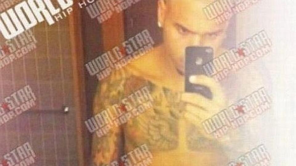 Na internet prenikli nahé fotky Chrisa Browna.