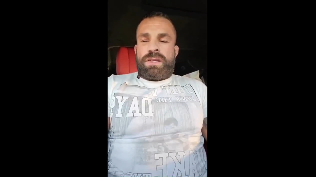 Samozrejme, že obhájiť sa musel aj Karlos, ktorý vo videu na Instagrame Riku dourážal a poprel, že ju pozná. Nazval ju bláznivým deckom, ktoré chodí sfetované po uliciach a predáva sa za 3 koruny.