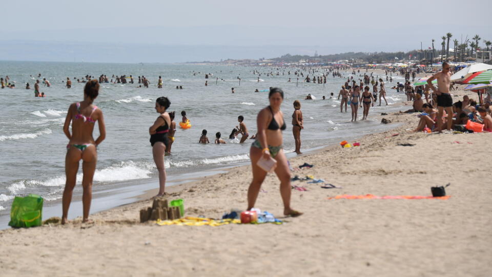 JB 32 Catania - Ľudia sa osviežujú v mori na pláži v Catanii na talianskom ostrove Sicília 13. augusta 2021 počas horúčav. Na Sicílii namerali v stredu nový európsky teplotný rekord 48,8 stupňa Celzia. FOTO TASR/AP
People find comfort in the sea on the beach of Catania, Sicily, Italy, Friday, Aug. 13, 2021. The ongoing heatwave will last up until the weekend with temperatures expected to reach well over 40 degrees Celsius in many parts of Italy. (AP Photo/Salvatore Cavalli)